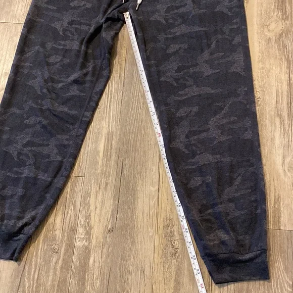 Vuori Performance Jogger Women's DreamKnit Black Camo Size Small - Picture 12 of 13